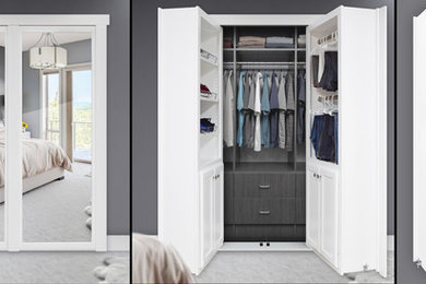 Cette photo montre un dressing et rangement moderne avec un placard à porte plane, des portes de placard blanches, moquette et un sol gris.