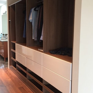 Diseño de armario vestidor unisex, vintage, de tamaño medio, con armarios con paneles lisos y puertas de armario de madera oscura