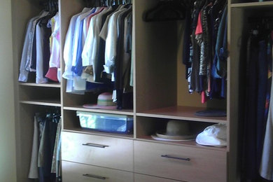 Foto de vestidor unisex contemporáneo de tamaño medio con armarios con paneles lisos, puertas de armario de madera clara y moqueta