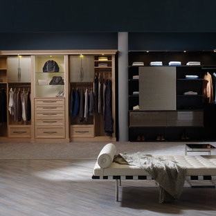 Foto på ett stort funkis walk-in-closet för män, med öppna hyllor, heltäckningsmatta och skåp i ljust trä