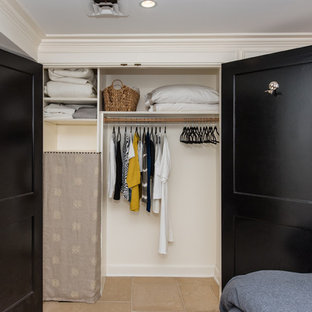 Diseño de vestidor unisex, clásico renovado, de tamaño medio, con suelo de baldosas de cerámica y armarios con paneles empotrados