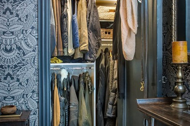Ejemplo de armario unisex ecléctico pequeño con armarios abiertos, puertas de armario blancas y suelo de madera en tonos medios