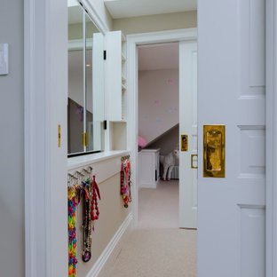 Modelo de armario vestidor de mujer y abovedado, tradicional renovado, de tamaño medio, con armarios estilo shaker, puertas de armario blancas, moqueta y suelo beige