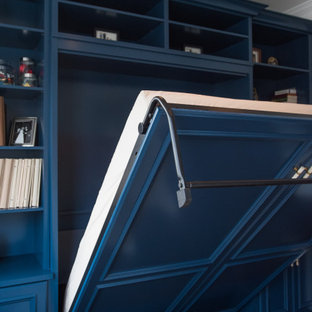 Diseño de armario y vestidor unisex, tradicional renovado, de tamaño medio, con armarios con paneles empotrados, puertas de armario azules, suelo laminado y suelo marrón