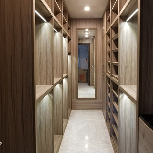 Bild på ett stort vintage walk-in-closet för könsneutrala, med öppna hyllor, skåp i ljust trä, marmorgolv och vitt golv