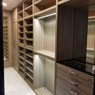 Immagine di una grande cabina armadio unisex classica con nessun'anta, ante in legno chiaro, pavimento in marmo e pavimento bianco