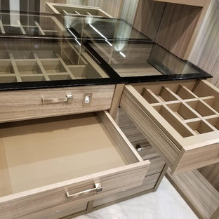 Großer, Neutraler Klassischer Begehbarer Kleiderschrank mit offenen Schränken, hellen Holzschränken, Marmorboden und weißem Boden in Miami