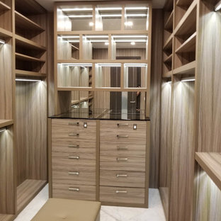 Klassisk inredning av ett stort walk-in-closet för könsneutrala, med öppna hyllor, skåp i ljust trä, marmorgolv och vitt golv