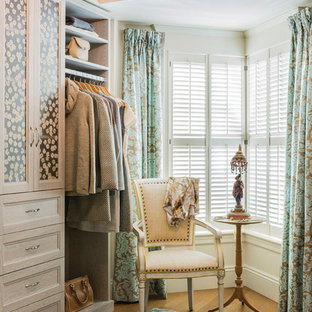 Imagen de armario vestidor unisex, tradicional renovado, grande, con suelo de madera en tonos medios, armarios con paneles empotrados y puertas de armario beige