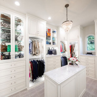 Imagen de vestidor de mujer, clásico, grande, con armarios con rebordes decorativos, puertas de armario blancas, moqueta y suelo gris