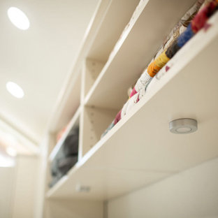 Mittelgroßer, Neutraler Klassischer Begehbarer Kleiderschrank mit Schrankfronten im Shaker-Stil, beigen Schränken, braunem Holzboden und gelbem Boden in Sonstige