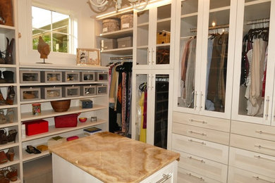 Imagen de armario vestidor de mujer tradicional renovado grande con puertas de armario blancas y armarios tipo vitrina