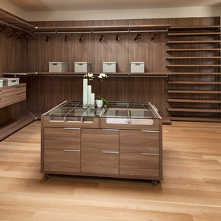 Esempio di un ampio spazio per vestirsi unisex design con nessun'anta, ante in legno bruno, parquet chiaro e pavimento marrone