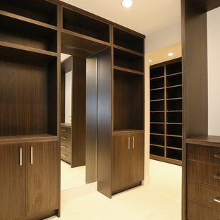 Modelo de armario vestidor de hombre, de estilo zen, extra grande, con armarios abiertos, puertas de armario de madera en tonos medios y moqueta