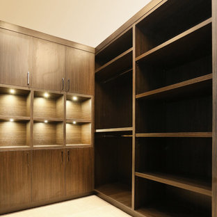 Imagen de armario vestidor de hombre, asiático, extra grande, con armarios abiertos, puertas de armario de madera en tonos medios y moqueta