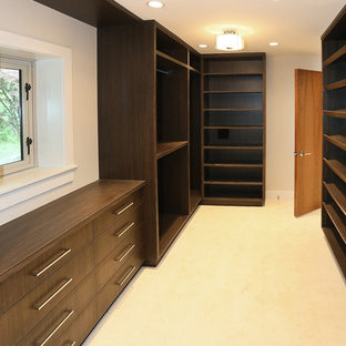 Ejemplo de armario vestidor de hombre, de estilo zen, extra grande, con armarios abiertos, puertas de armario de madera en tonos medios y moqueta