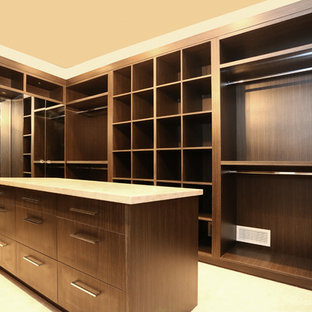 Modelo de armario vestidor de mujer, asiático, extra grande, con armarios abiertos, puertas de armario de madera en tonos medios y moqueta