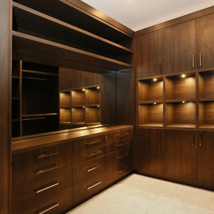 Imagen de armario vestidor de hombre, de estilo zen, extra grande, con armarios abiertos, puertas de armario de madera en tonos medios y moqueta