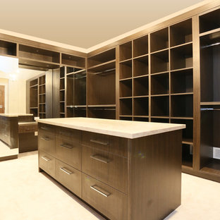 Diseño de armario vestidor de hombre, de estilo zen, extra grande, con armarios abiertos, puertas de armario de madera en tonos medios y moqueta