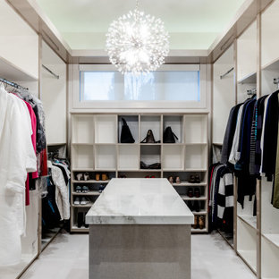 Modelo de armario vestidor actual, grande, con puertas de armario beige, moqueta y suelo blanco