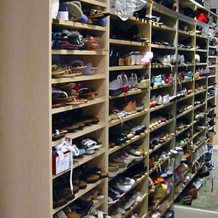 Inspiration för ett stort vintage walk-in-closet för kvinnor, med skåp i ljust trä, heltäckningsmatta och grönt golv