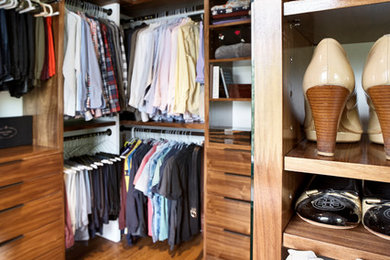 Ejemplo de armario vestidor unisex contemporáneo grande con suelo de madera clara, armarios con paneles lisos, puertas de armario de madera en tonos medios y suelo marrón