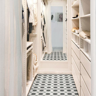 Exempel på ett modernt walk-in-closet för könsneutrala, med klinkergolv i porslin, flerfärgat golv, släta luckor och vita skåp