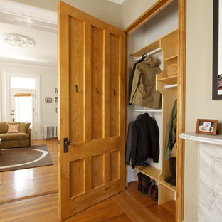 Réalisation d'un placard dressing bohème neutre avec un sol en bois brun.