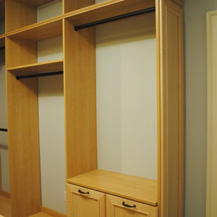 Esempio di una grande cabina armadio unisex classica con ante con riquadro incassato, ante in legno chiaro e moquette