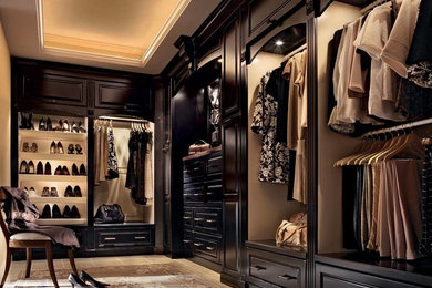 Foto de armario vestidor unisex tradicional extra grande con puertas de armario de madera en tonos medios, suelo de baldosas de cerámica y armarios con paneles con relieve