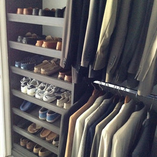 Ejemplo de armario vestidor unisex, moderno, de tamaño medio, con armarios con paneles lisos, puertas de armario grises y suelo de baldosas de porcelana