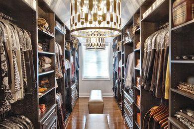 Ejemplo de vestidor de hombre contemporáneo extra grande con armarios abiertos, puertas de armario de madera en tonos medios, suelo de madera oscura y suelo marrón