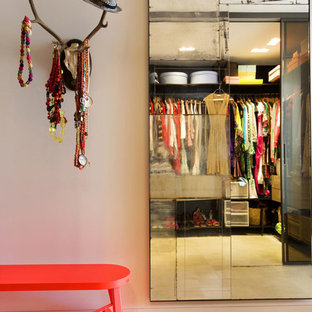 Diseño de vestidor de mujer, bohemio, grande, con armarios abiertos