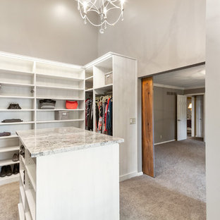 Imagen de armario vestidor unisex, clásico renovado, grande, con armarios abiertos, puertas de armario blancas, moqueta y suelo beige