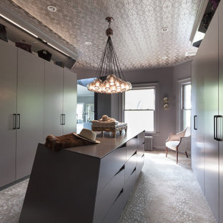 Idéer för funkis walk-in-closets, med släta luckor, grå skåp, heltäckningsmatta och grått golv