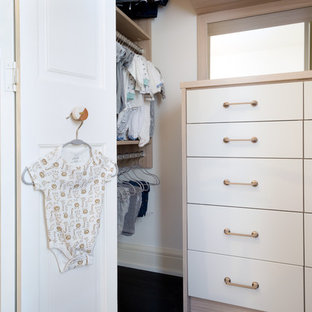 Idéer för att renovera ett litet lantligt walk-in-closet för könsneutrala, med släta luckor, skåp i mellenmörkt trä, målat trägolv och svart golv