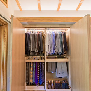 Esempio di un armadio o armadio a muro per uomo stile americano di medie dimensioni con nessun'anta, ante in legno chiaro, parquet chiaro e pavimento beige