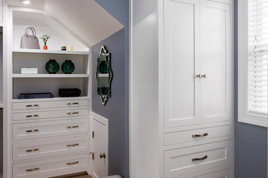 Ejemplo de vestidor tradicional renovado con armarios estilo shaker, puertas de armario blancas y moqueta