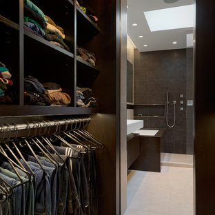 Ejemplo de armario vestidor de hombre, moderno, pequeño, con armarios abiertos, puertas de armario de madera en tonos medios y suelo de madera oscura