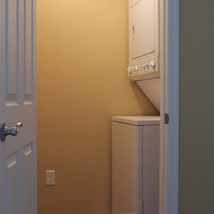 Réalisation d'un petit dressing design neutre avec sol en stratifié.