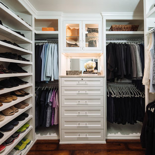 Kleiner Klassischer Begehbarer Kleiderschrank mit Kassettenfronten, weißen Schränken, dunklem Holzboden und braunem Boden in Dallas