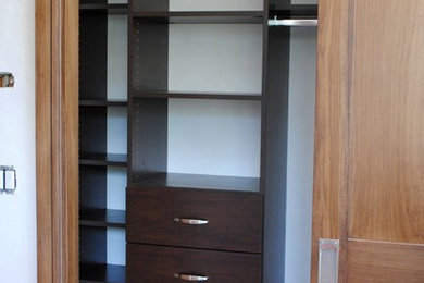 Inspiration for a modern closet remodel in Hawaii