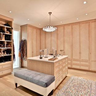 Imagen de vestidor unisex, clásico renovado, extra grande, con puertas de armario de madera clara y suelo de madera clara