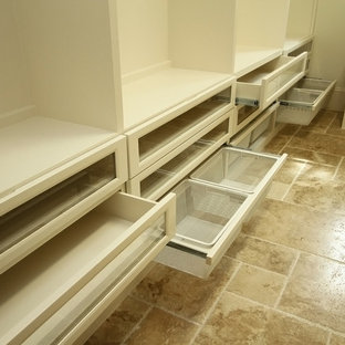 Imagen de armario vestidor unisex, clásico renovado, grande, con armarios con paneles empotrados, puertas de armario blancas y suelo de travertino