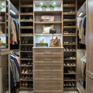 Foto di una cabina armadio unisex chic di medie dimensioni con ante con riquadro incassato, ante blu, moquette e pavimento beige