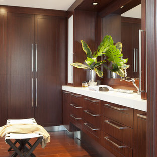 Diseño de vestidor contemporáneo con puertas de armario de madera en tonos medios