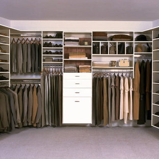 Ispirazione per una grande cabina armadio per uomo classica con ante lisce, ante bianche, moquette e pavimento grigio