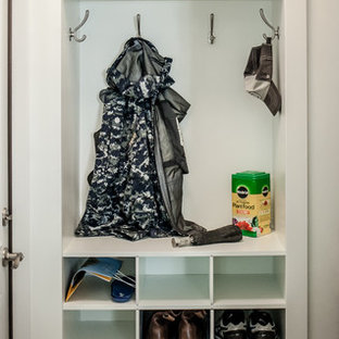 Modelo de armario unisex, clásico renovado, pequeño, con suelo de madera en tonos medios, suelo gris, armarios abiertos y puertas de armario blancas