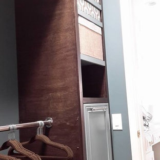 Foto di armadi e cabine armadio eclettici con ante con riquadro incassato e ante marroni