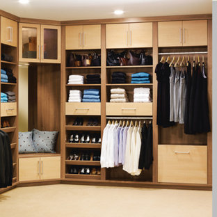 Ispirazione per una cabina armadio unisex tradizionale di medie dimensioni con ante lisce, ante in legno chiaro, moquette e pavimento beige